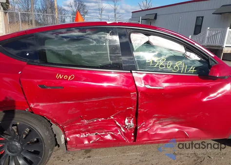 2022 Tesla Model Y Performance Dual Motor All-Wheel Drive z USA, uszkodzony, nr VIN 7SAYGDEF7NF376953